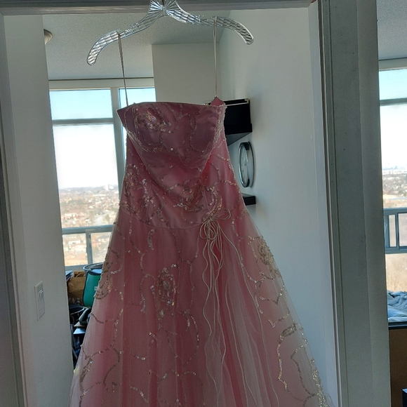 Beautiful Cache Gown🩰🛍 - Picture 11 of 17